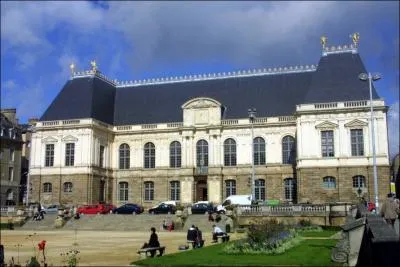 Pourquoi la construction du Parlement a-t-elle t interrompue pendant 13 ans ?