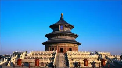 Nous ne pourrions pas finir ce quiz sans quelques questions sur les monuments. Alors, voici la premire. Dans quelle ville se trouve Tian Tan, le monument de la photo ?