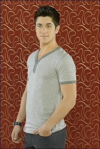 Comment s'appelle l'acteur qui joue le rle de Justin Russo ?