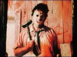 Bon, ce n'est pas  vraiment  une comdie, mais un film d'horreur nomm  Massacre  la trononneuse . Cet homme n'enlve jamais son masque, mais si vous regardez le casting, vous saurez que c'est...