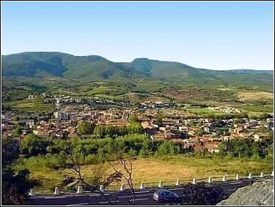 Saint-Chinian connu pour ses vins et o a habit dans son enfance Charles Trenet se situe dans :