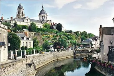 La ville de Segr o vous dcouvrirez le chteau de la Lorie dans lequel J-C Brialy tourna  Les Malheurs de Sophie  est situ dans :
