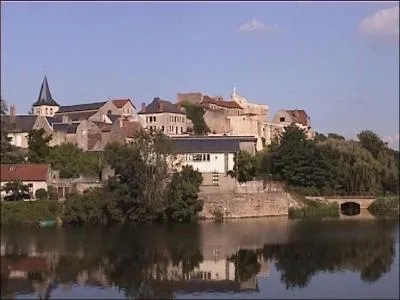 Votre tante Lucie en vacances  Decize vous a envoy une belle carte postale, de quel dpartement provient-elle ?