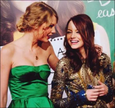 Qui est sur la photo avec Emma ?