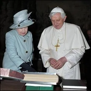 Parmi ces clbres chanteurs, acteurs, hommes politiques ou religieux, la Reine a rencontr cet homme, dont vous aurez au moins reconnu la fonction grce  sa tenue. Mais quel est son nom ?