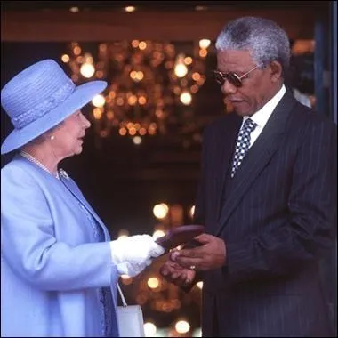 En 1992, Elizabeth II rencontre ce fervent dfenseur de la paix, qui a consacr sa vie  dfendre les droits de son peuple face  l'apartheid dans son pays d'origine : l'Afrique du Sud. Cet homme est :