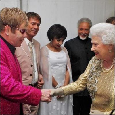 Pendant son jubil de diamant en 2012, Elizabeth II a chang beaucoup de poignes de mains. Connaissez-vous ce chanteur anglais, entre autres collectionneurs de paires de lunettes ?