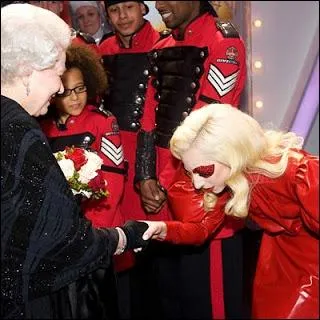 Cette chanteuse est amricaine, et est mondialement connue pour son excentricit et ses incroyables tenues, comme des robes  base de viande ou encore des talons hauts de 40 centimtres. C'est :