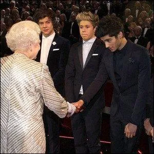 Incontournable depuis plusieurs mois, ce boys band anglais a eu l'honneur de rencontrer leur Souveraine en chair et en os. Sur la photo, on peut reconnatre Harry, Niall et Zayn. Quel est ce groupe ?