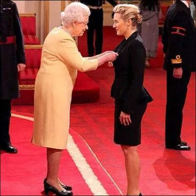 Cette actrice a reu des mains de la Reine en personne l'insigne de  Commandeur de l'Ordre de l'Empire britannique , pour sa contribution au rayonnement du cinma anglais dans le monde. Qui est-ce ?