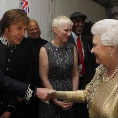 Ce chanteur, galement anglais tait l'un des leaders du clbre groupe des 'Beatles', aux cts de John Lennon. Sur cette photo, il rencontre la Reine pendant son jubil de diamant. Qui est-il ?