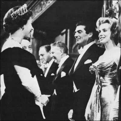 En 1956, la Reine rencontrait l'actrice et chanteuse amricaine,  droite de la photo. Sa carrire a t trs mdiatise, et elle est l'une des stars les plus connues de son temps. Son nom est :