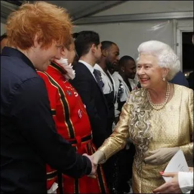 Ce jeune chanteur anglais a t dcouvert par le grand public grce  son album '+' sorti fin 2011. Il a galement enregistr un duo avec la chanteuse amricaine Taylor Swift. Le connaissez-vous ?