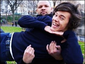 Quel garon sert un arbre dans ses bras ?