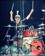 A quel ge Justin Bieber a-t-il commenc  jouer de la batterie ?