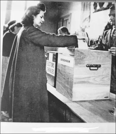 Bien que peu nombreuses  exercer de hautes fonctions publiques, les femmes disposent enfin d'un droit qu'elles mettront en pratique le 29 avril 1945. De quoi s'agit-il ?