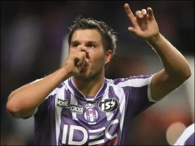 Pour quelle(s) raison(s) met-il son pouce dans la bouche ?