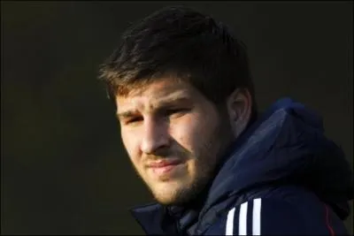 A quel ge commence-t-il  jouer au foot ?