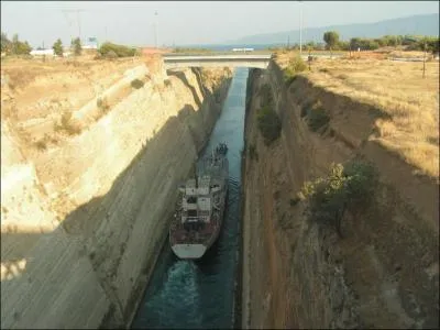 Prs de quelle ville peut-on admirer la profondeur de ce canal creus dans la roche ?