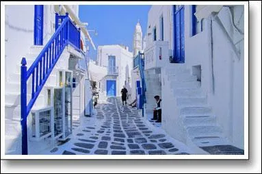 Dans quelle le grecque peut-on trouver cette rue blanche et bleue, sachant  que c'est la plus touristique du pays ?
