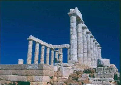 A quel dieu ce temple surplombant la mer au cap Sounion est-il ddi ?