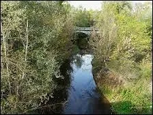 La rivire Lary arrose les dpartement Picto-Charentais de la Charente ( 16 ) et de la Charente-Maritime ( 17 ) ainsi que le dpartement Aquitain de la Gironde ( 33 ). C'est un affluent ...