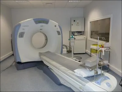 Je suis une des innovations de la radiologie qui permet de voir le corps humain en 3 dimensions en tournant autour du patient. Qui suis-je ?