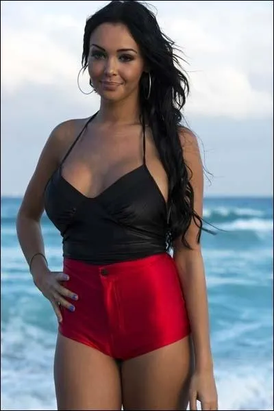 Que vient faire Nabilla  Miami ?