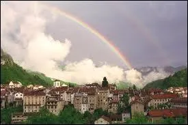 Voici un arc-en-ciel traversant la ville de Saint-Claude. Quelle en est la rgion ?