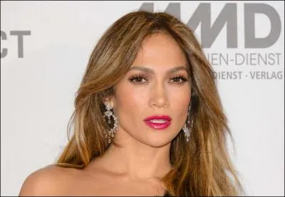 Qui es cette chanteuse et actrice plus rpute de dos que de face ?