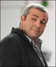 Comment s'appelle l'acteur qui joue le pre de Clem ? ( saison 2)