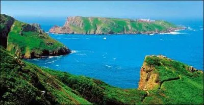 O se droule l'action du roman  Les Travailleurs de la mer  de Victor Hugo ?