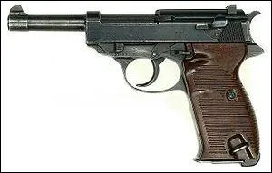  la place du Luger, elle prit celui-ci : il s'agit d'un pistolet fabriqu en 1938. Quelle est sa marque ?