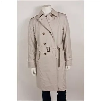 Ce manteau est un classique et peut-tre dclin de plusieurs faons et son tissu ne laisse pas passer l'eau. C'est un :