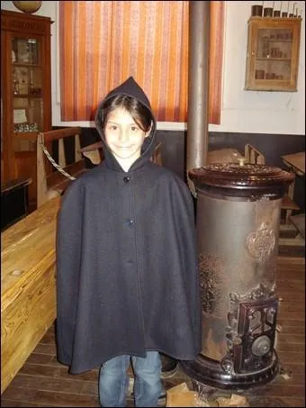 Ce manteau, trs ancien et trs simple, comporte toujours une capuche. C'est une :