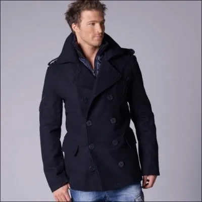 Ce manteau bleu marine, caractristique de la marine, est un :