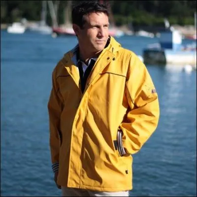 Ce manteau impermable port par les marins est quasi toujours de couleur jaune. C'est un :