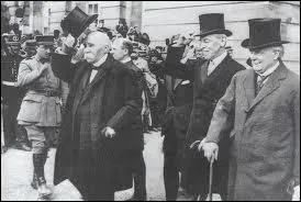 Laquelle des clauses ci-dessous n'a jamais figur dans le trait de Versailles qui rgle le sort de l'Allemagne vaincue en juin 1919 ?