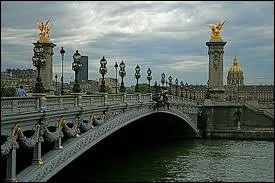 Ce pont est clbre pour ses dorures et son ct luxueux. Il porte le nom d'un tsar. C'est le pont
