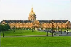 Cet htel a t rig par Louis XIV pour abriter les soldats blesss et mutils. Son dme est clbre. Il s'agit de l'htel