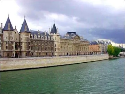 Cet ensemble de btiments possde un nom bien ordinaire, tout compte fait. C'est