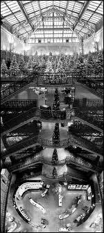 Voici la magnifique verrire d'un grand magasin parisien. Lequel ?