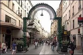 Ce march connat actuellement un bel engouement et une frquentation assidue. Situ dans le IIme arrondissement, il porte le mme nom que la rue o se tiennent les tals. Il s'agit du