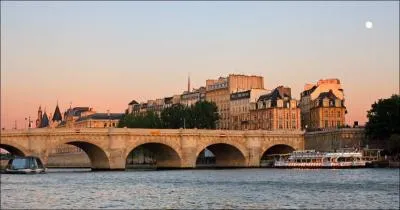 Ce pont est le plus vieux de Paris. C'est