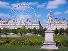 Ce magnifique jardin royal est maintenant un parc public en plein centre de la capitale. C'est Catherine de Mdicis qui fit construire le palais du mme nom, non loin du palais royal. C'est le jardin