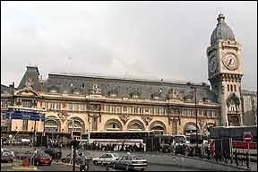 La  tour de l'horloge  de cette gare de XIIme arrondissement est presque aussi rpute que sa brasserie  Le Train Bleu . C'est