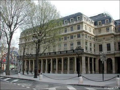 Y tre socitaire ou pensionnaire est une rfrence absolue dans le milieu du thtre. C'est