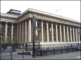 Monument  utile , on l'appelle aussi  Palais Brogniart . C'est
