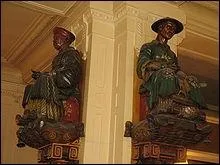 Ce caf clbrissime doit son nom  ces deux statues. Comment s'appelle-t-il ?