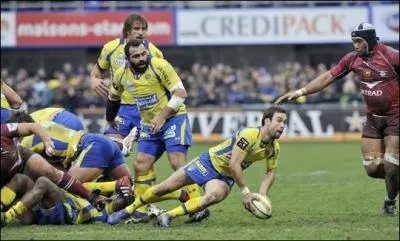 Comme beaucoup, elle commen�a par de la figuration jusqu'� ce soir d'orage o�, passant par le quai des brumes, elle eut l'obsession de voir si Paris nous �tait cont� :